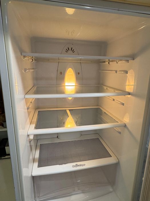 Рабочий холодильник LG