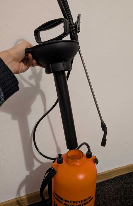 Пластмасова Ръчна помпа за поливане, пръскане - 8л с презрамка