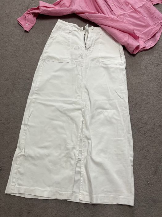 Джинсовая юбка и розовая рубашка