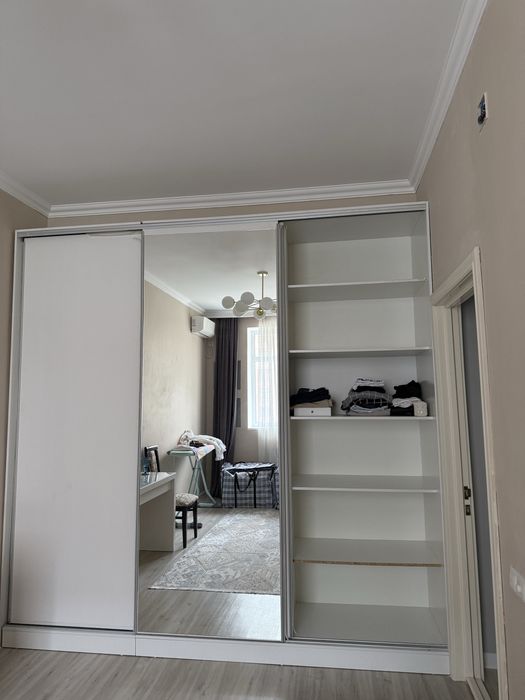 с 3 раздвижными зеркальными дверями