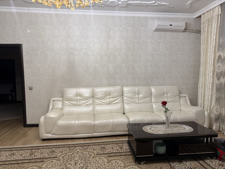 Белый диван мебель большой телевизор