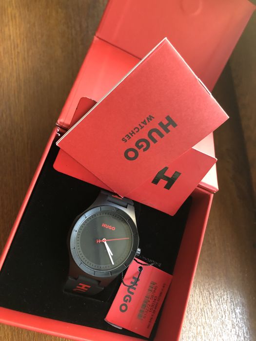 Часовник - HUGO , нов