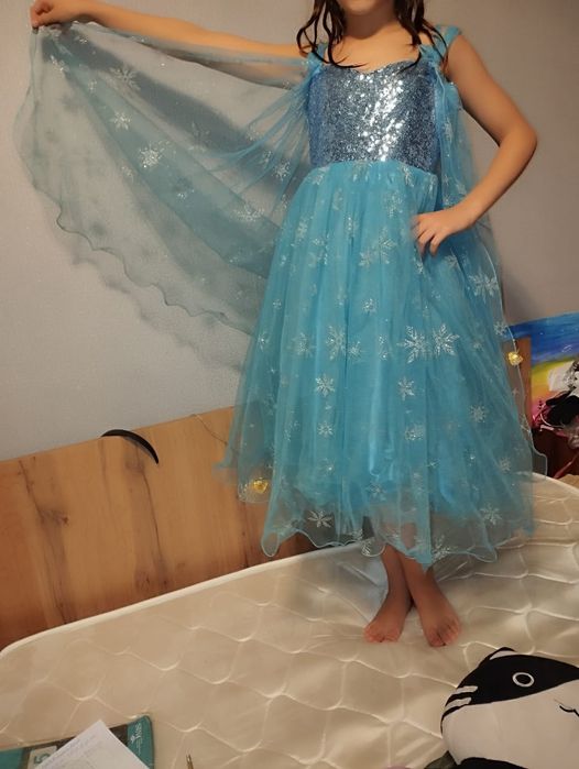 Продам детское шикарное платье Эльзы на 6-11 лет с накидкой.