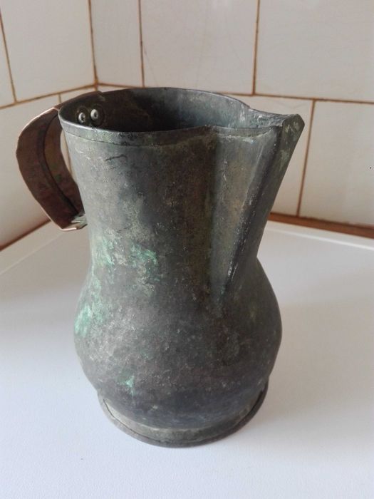 Mедна кана и макет на часовникова кула.