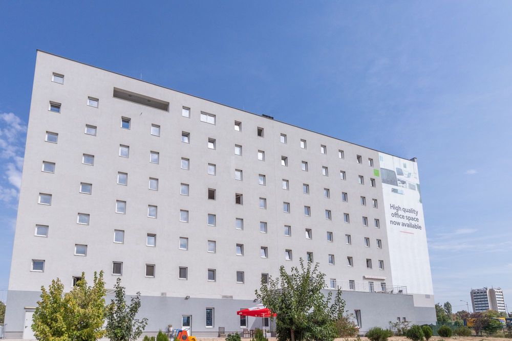 Самостоятелно офис пространство за 3-4 души в Regus Airport