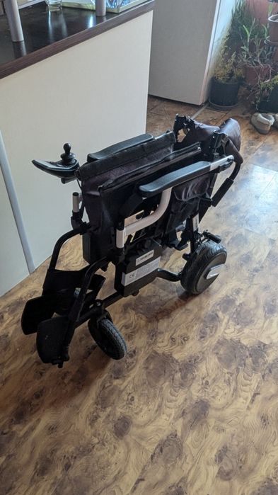 Компактна електрическа инвалидна количка с джойстик