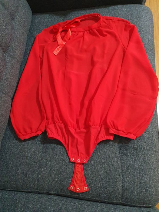 Vând body Gaia roșu