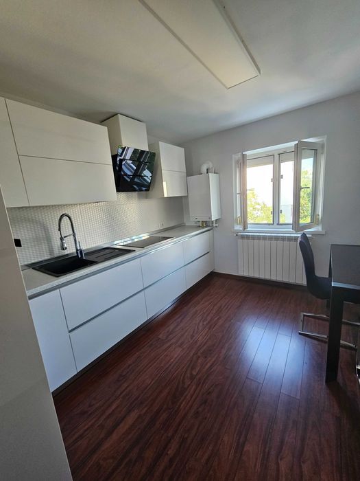 Vând Apartment 3 camere  Ansamblul Buzăului Str.Chișinău Decomandat Etajul 3 din 4 Complet mobilat 72,81 mp Isolat Termic si Acustic.