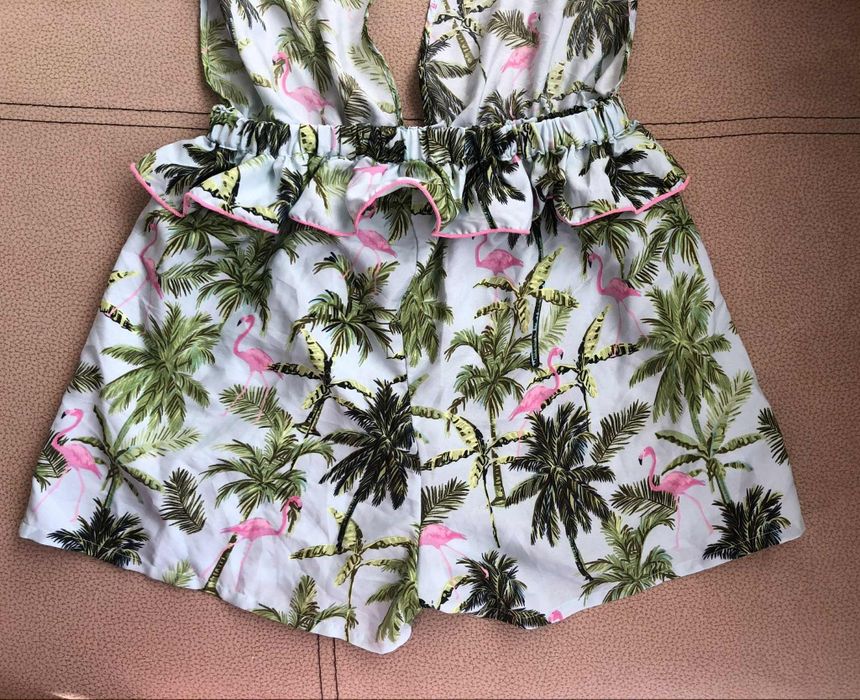 Плажен гащеризон с V-образно деколте и гол гръб