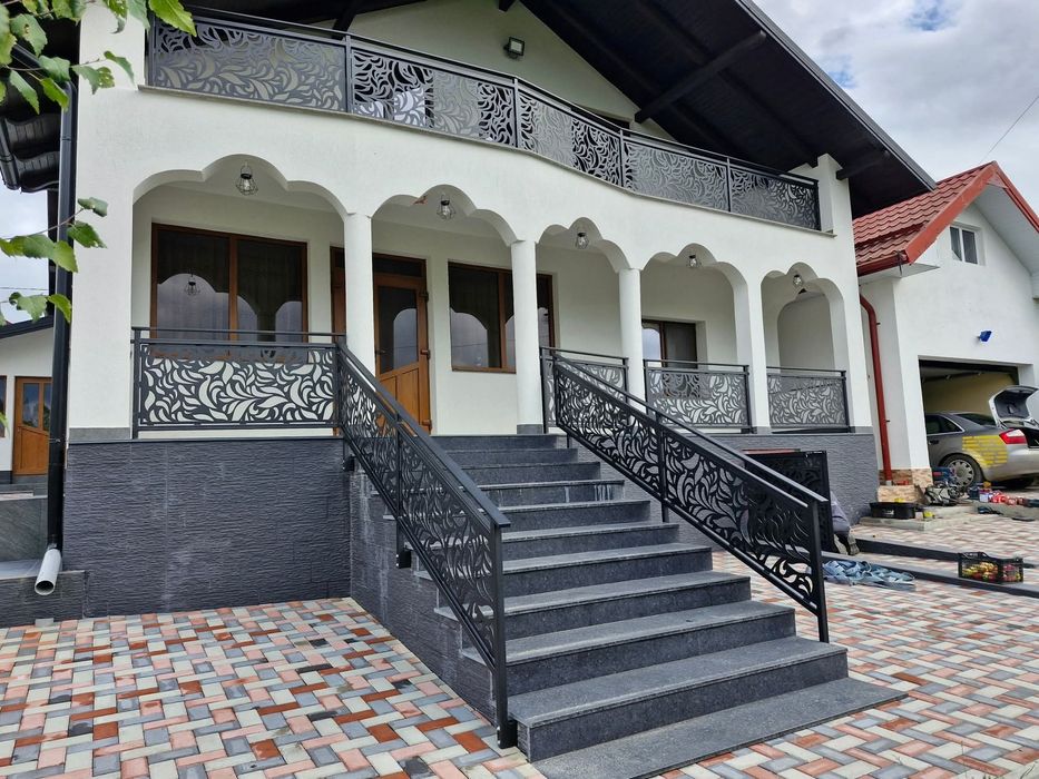 Executăm balustrade din fier forjat și tablă decupată.