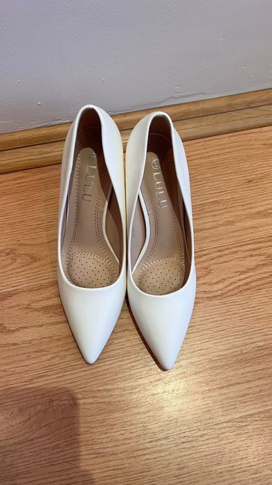 Бели класически обувки, 39 размер, почти нови