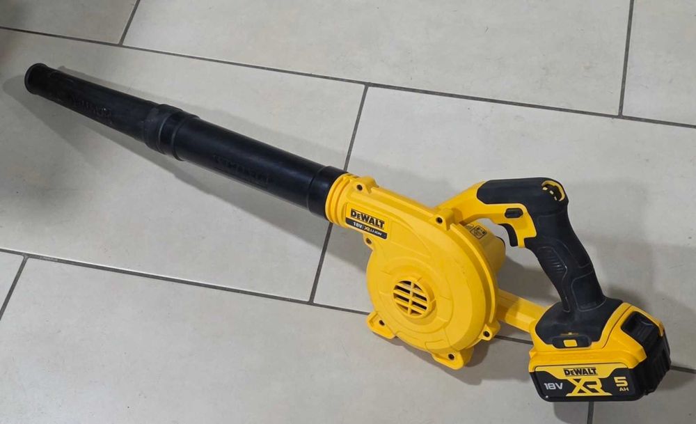 Акумулаторна въздуходувка DeWALT DCV100