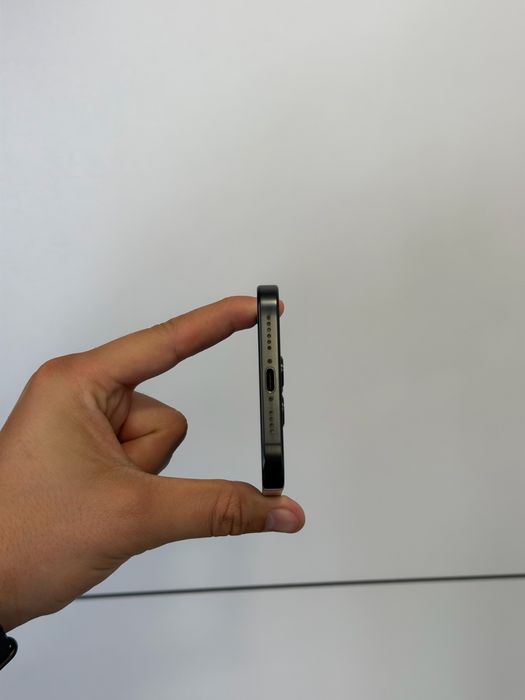 Продавам iPhone 16 PRO MAX