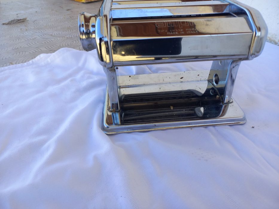 Maṣină pentru făcut paste ṣi tăiței