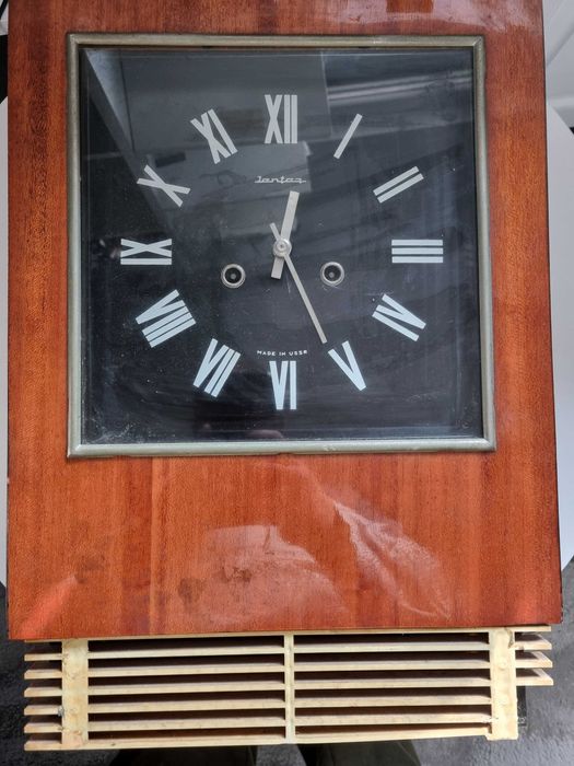 Стенен часовник Янтар