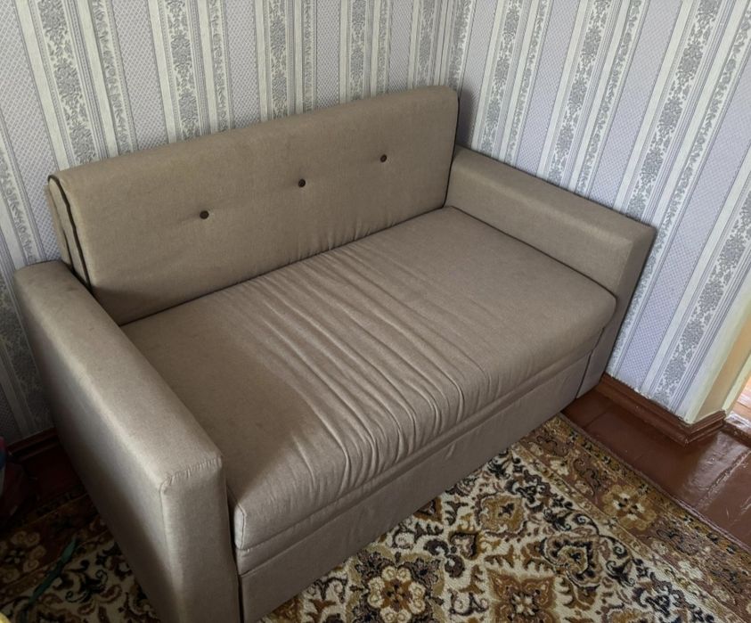 Продам Диван среднего размера
