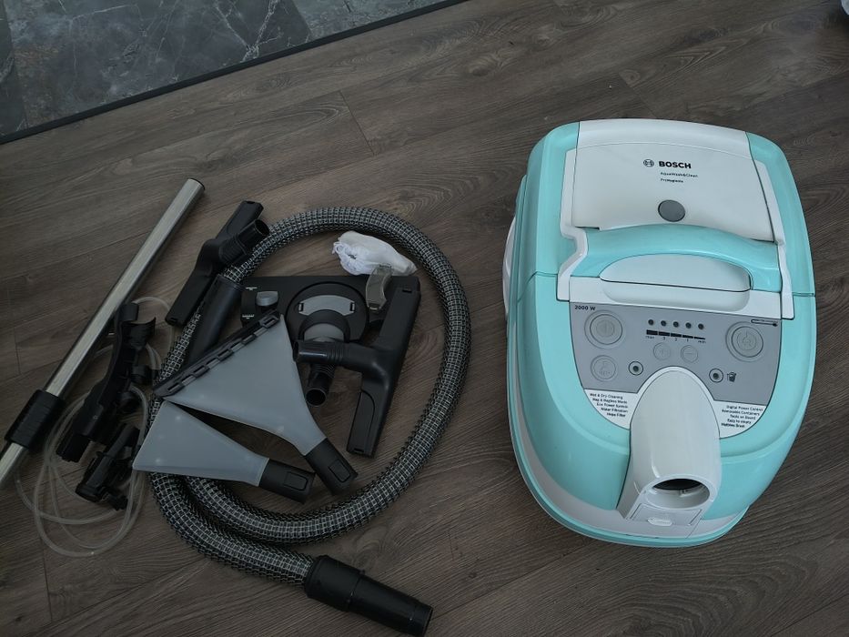 Прахосмукачка Bosch AquaWash and Clean