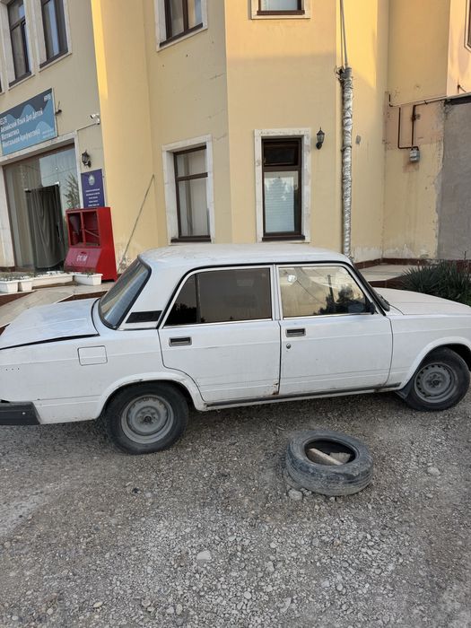 Lada 2107 sotiladi