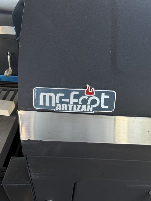 Гриль-барбекю Mr. Foot Artizan на древесном угле с коптильней