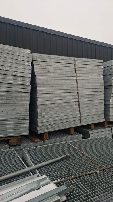 Vindem grătare zincate galvanizate la ori ce dimensiuni se debitează și la comanda clientului și facem și trepte zincate pentru scari metalice și grăt