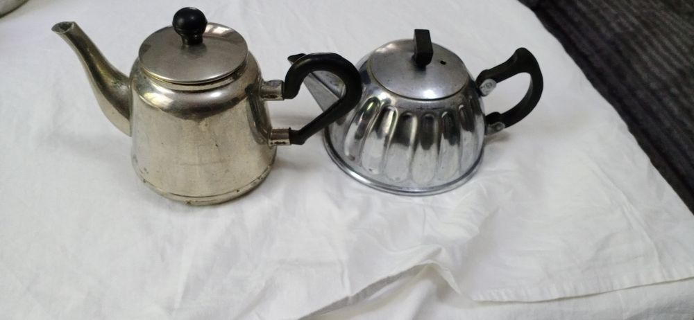 Чайники ,тарелка, подстаканники