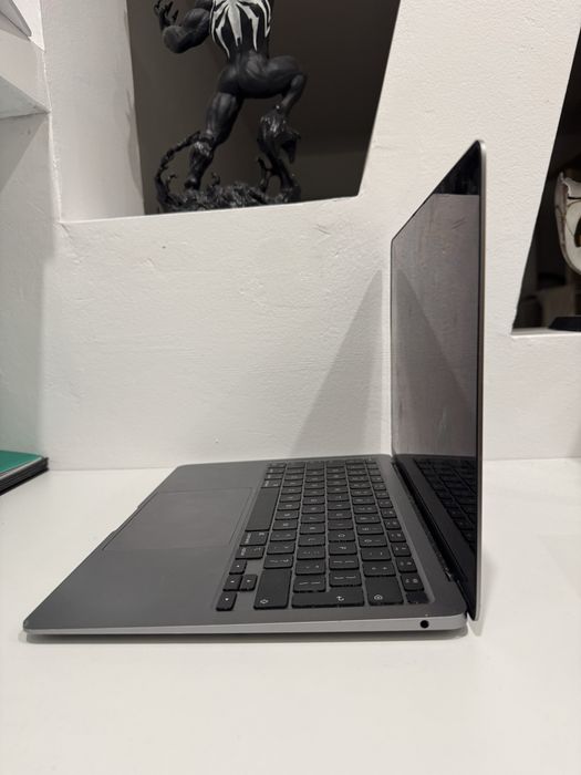 MacBook Air 13” (2020) M1 256GB SSD - батерията е за смяна