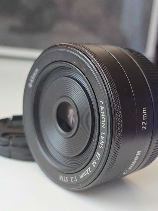 Obiectiv Canon eos-m 22mm
