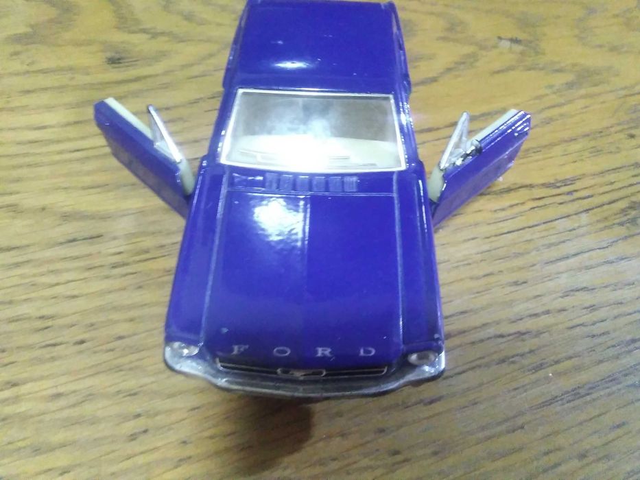 Продаётся игрушечная коллекционная машинка