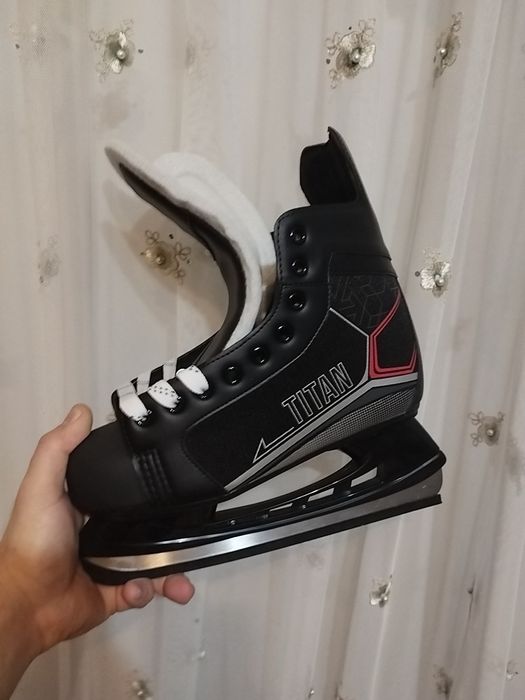 Коньки хоккейные новый