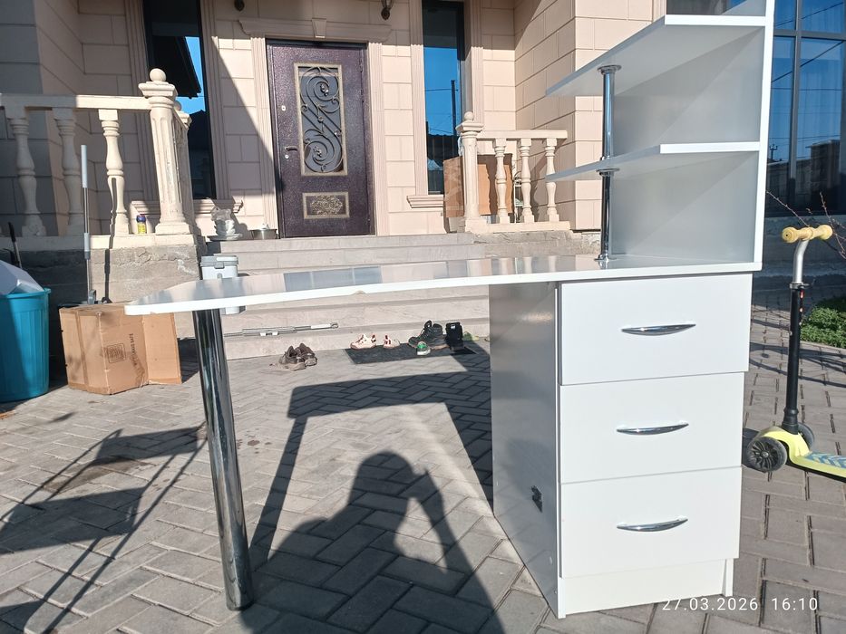 Продам Маникюрный стол