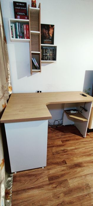 Стол с настенной полкой