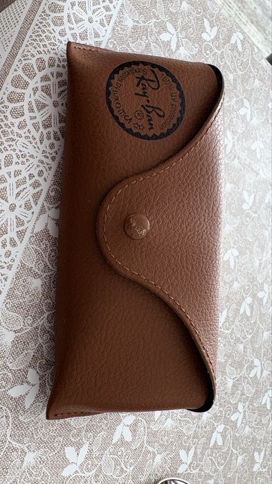 Очки Ray-Ban.
