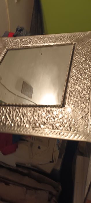 Oglinzii cu rame din inox , noi nouțe,  una rotunda și una pătrată.