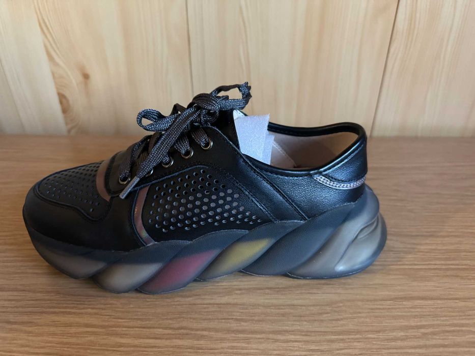 Кроссовки женские