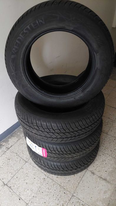 Гуми 225/65R17, Vredestein, Грайфер 7+ мм, DOT 3524. Купувани преди по-малко от 1г, ползвани само 1 сезон, дек-фев. Минах на гуми А/Т.