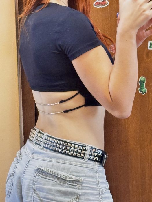 Черен кроп топ с изрязан гръб и синджирчета с блестящи камъчета