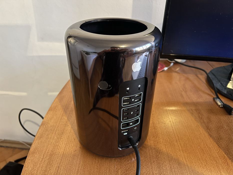 Работна станция Mac Pro Late 2013 с 8-ядрен Intel Xeon, 64GB, 4GB VRAM