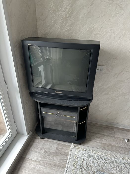 Телевизор Panasonic с тумбочкой