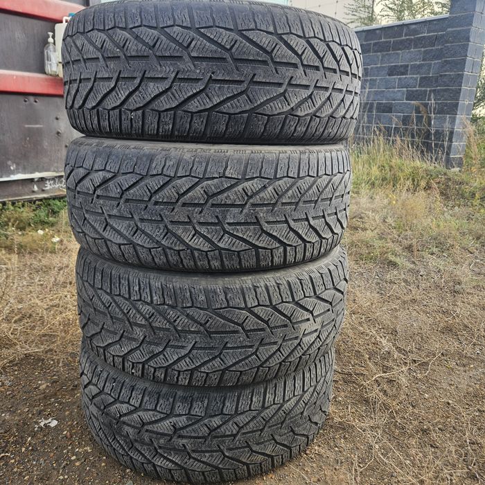 Продам зимнюю 255/55/18