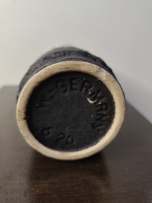 Изключително красива ваза от плътна керамика с лава ефект на глазурата