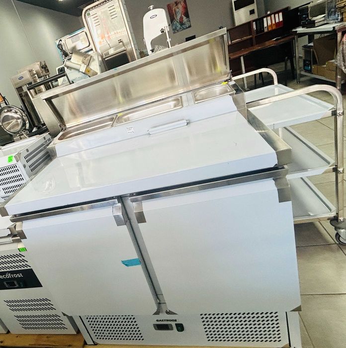 Хладилна маса с място за салати
 900X700X1040mm, 240L, +2~+8°C