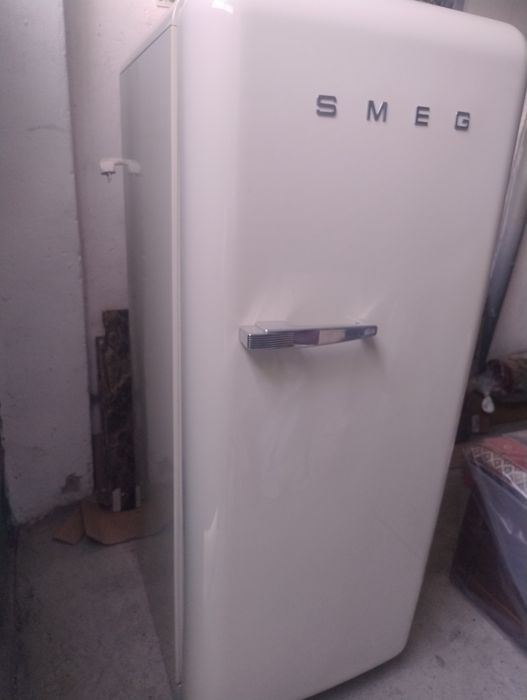 Хладилник Smeg с вътрешна камера