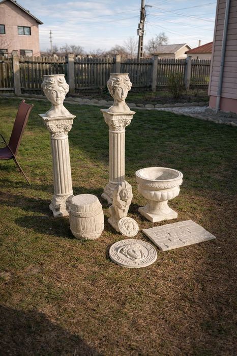 Decoratiuni gradina beton stil grecesc – coloane, ghivece, statui