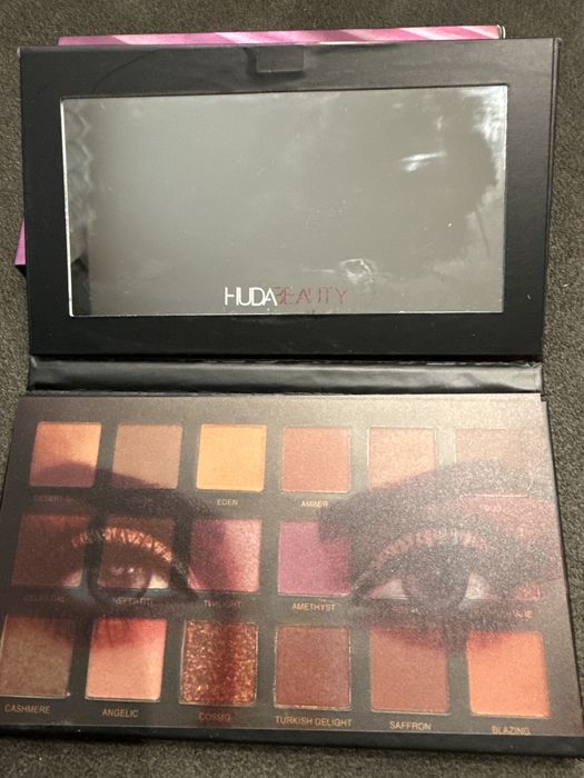 Палитра  със сенки Huda Beauty