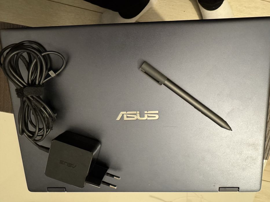 Asus Vivobook Flip TP412F cu Touchscreen si Stilou