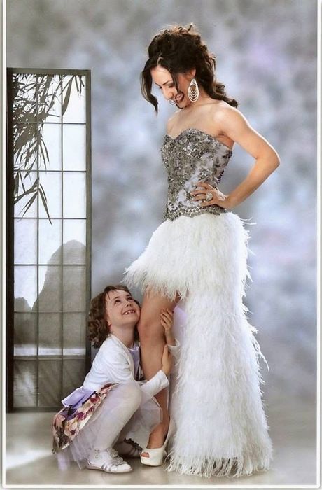 Официална рокля от щраусови пера и дантела