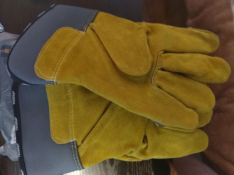 Продаются перчатки и очки