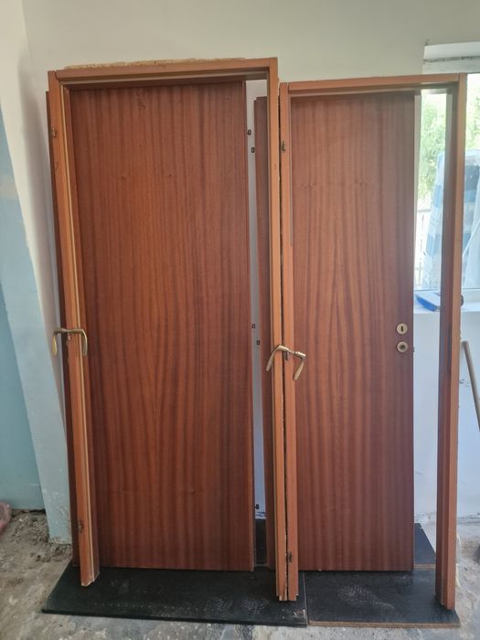 Vand 2 usi de interior cu balamalele pe partea stanga a tocului