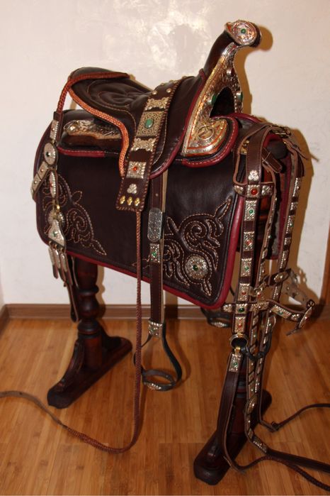 Национальные изделия Казахские (камча, седло, ертокым, ювелирка)