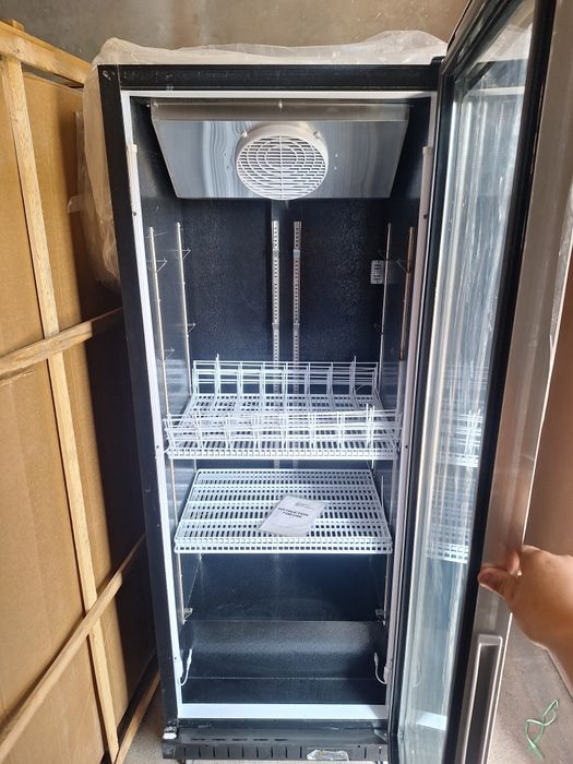 Новые фирменные витринные холодильники  DEVI  750.